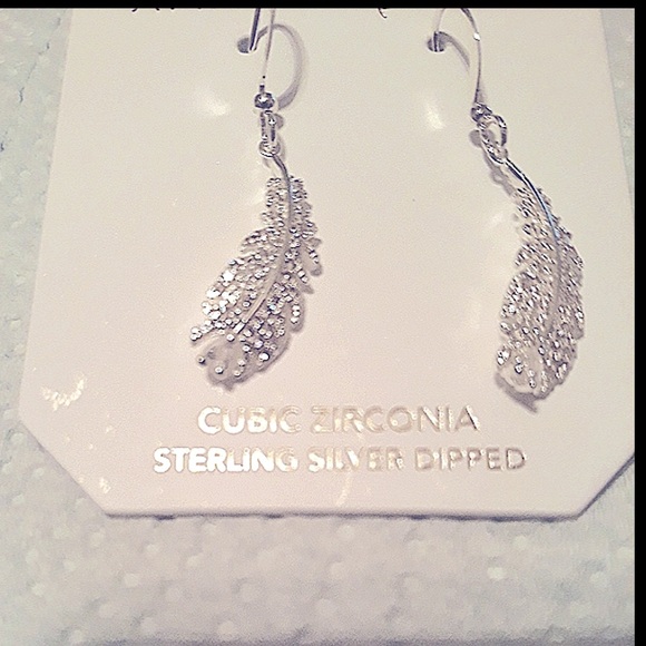 BEAUTIFUL CZ Crystal Feather Dangle Earrings 18kt gold plated NEW in package - Picture 1 of 7